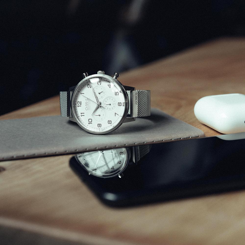 KINGSBRIDGE MATTE SILVER CASE WHITE SUBDIAL FACE SILVER MESH STRAP WATCH